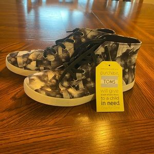 Women’s size 7.5 high top sneakers.